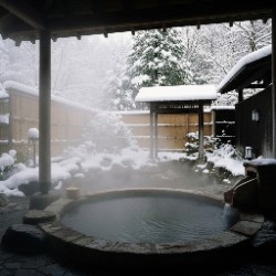 snowy hot springs Japan intro | etravelogs.com